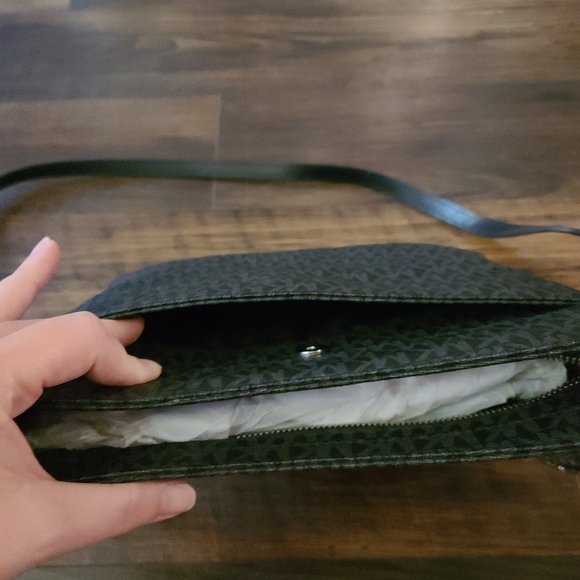 MK Jet Set Travel - Picture 4 of 4